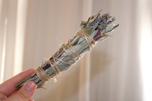 Bild von Räucherbündel selber machen 🌿 Welche Kräuter passe