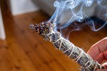 Bild von RĂ€ucherbĂŒndel anwenden: Anleitung in 5 Schritten |