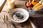 Mabon-Altar auf Holztisch mit Erntekorb, RĂ€ucherschale und Kerze